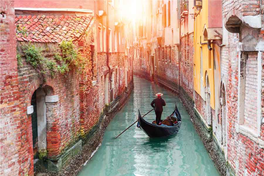 Venedig-kanal-und-gondel
