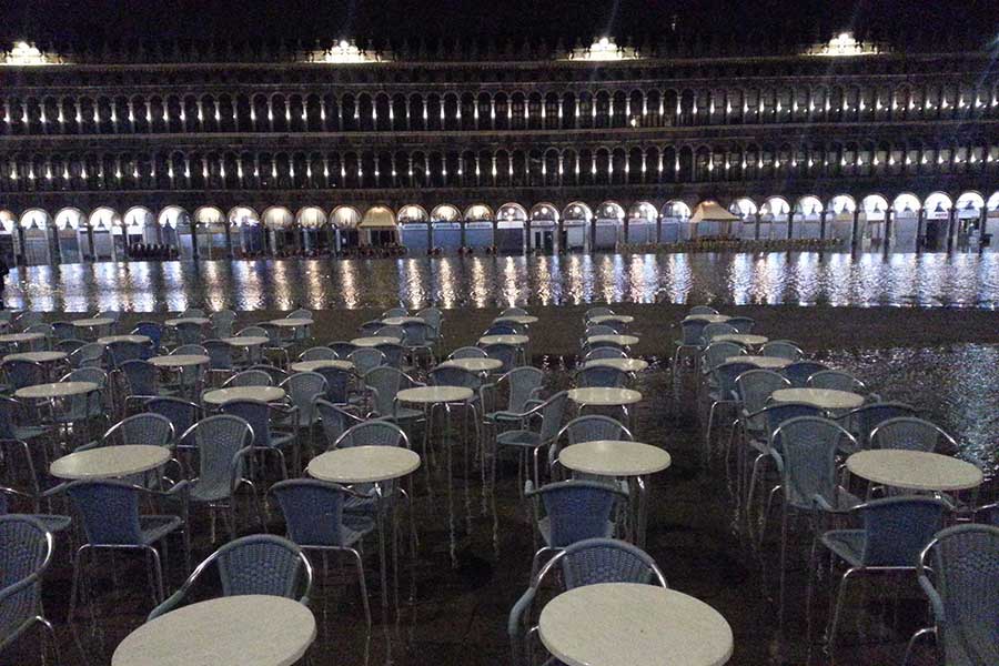 Markusplatz in Venedig unter Wasser